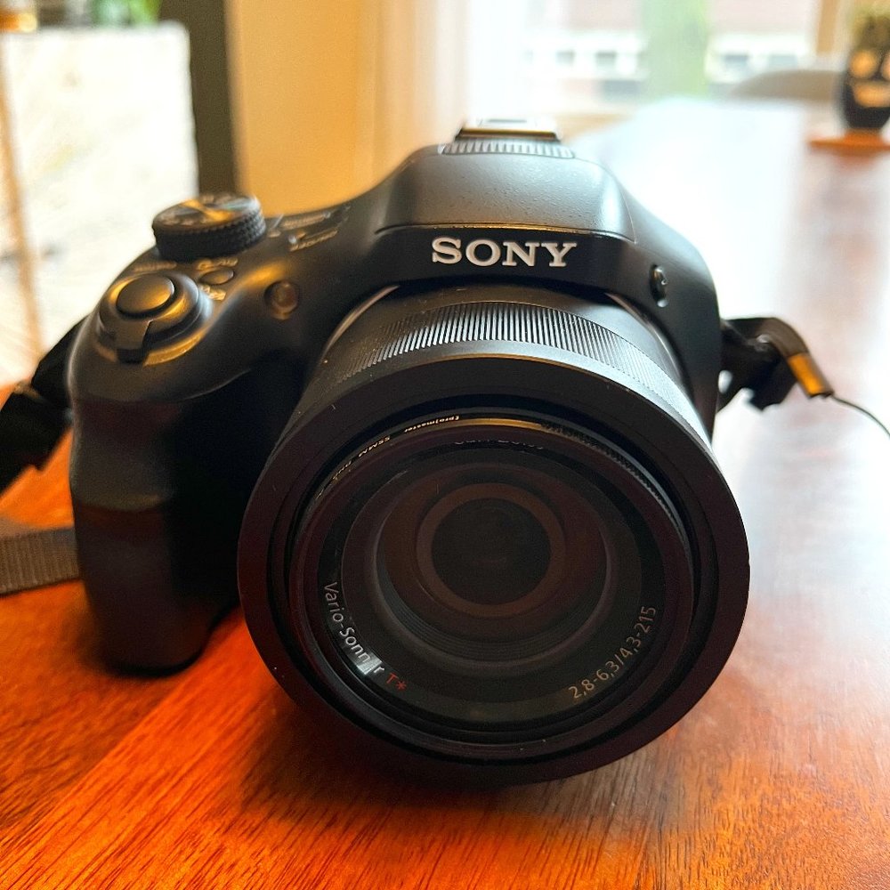 Sony Cyber-shot DSC-HX400V Digital Camera 50x Optical Zoom 20.4 Megapixels